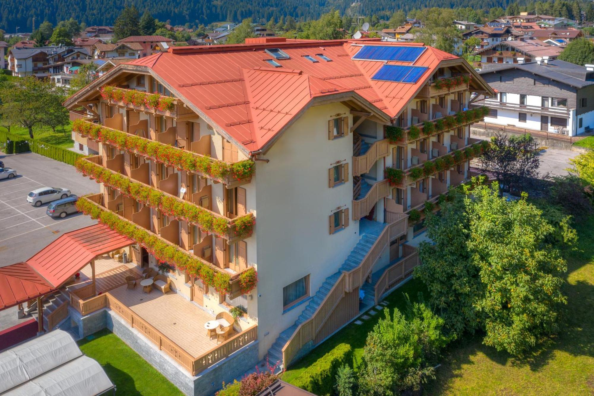 Beverly Alps Hotel & Spa Pinzolo Esterno foto